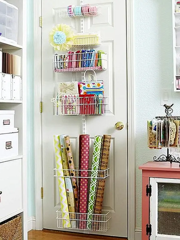 Если вы лукавый тип и имеете рулоны оберточной бумаги и ленты, используйте дверь, чтобы держать эти предметы организованными и под рукой. Вы всегда будете знать, чтобы найти их, и вам не придется набивать их в задней части шкафа.