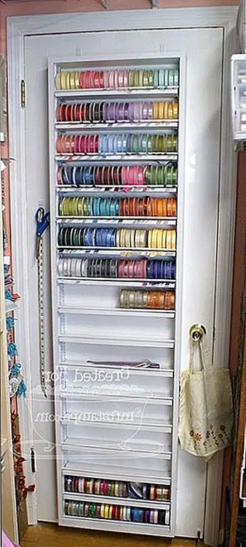 В зависимости от того, что нужно хранить, дверь может быть настроена множеством разных способов. Это идеальное решение для хранения лент. Все они организованы по цвету и могут быть легко использованы без необходимости выкапывать ящики. {Найдено на barpaperpursuits}.