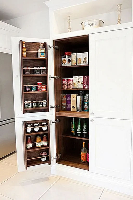Добавив неглубокие полки к внутренней части двери кладовой, вы максимизируете пространство для хранения. Используйте эти отсеки, чтобы хранить и организовывать банки, бутылки и другие мелочи.