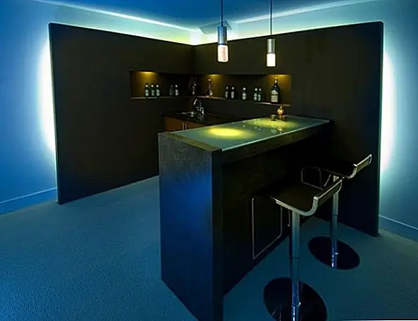 Коммерческие бары постоянно обновляют свой дизайн, чтобы освежить их внешний вид. Современные бары, вдохновленные японцами, теперь найдены во всем мире. Возьмите вдохновение от некоторых дизайнерских реплик, найденных в барах от Токио. Установите стеклянную верхнюю стойку для вашего бара, под которым расположен под ним осветительный элемент. Используйте хром-барные стулья с черной кожей. Задняя подсветка ваших стен и, прежде всего, сохранить дизайн минимальным, чтобы получить подлинный восточный вид.