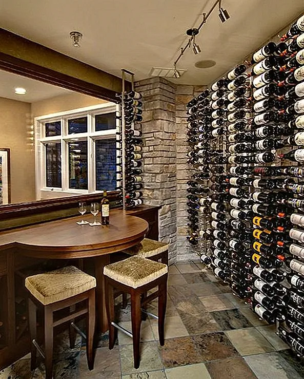Бары предназначены не только для любителей пива! Если вы любите вино и имеете хороший подвал, установка бара для занятий дегустацией - отличная идея. Делайте большую часть своего запаса вина и храните его таким образом, чтобы он показывал вашу коллекцию. Держите ваш бар простым и элегантным, но, как и в других типах баров, добавьте немного тонких световых фитингов, чтобы придать комнате немного характера.