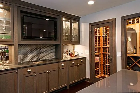 Начните свой бар с выбором напитков на шоу. Таким образом, ваши гости будут чувствовать себя свободно, спрашивая их предпочтительный напиток. Если у вас есть помещение для хранения в сторону вашего бара, подойдите к ним с застекленными дверями. Даже если у вас есть только небольшая площадь бара, используйте стеллаж для показа предлагаемого ликера. По той же причине установите холодильник, который имеет прозрачное переднее и внутреннее освещение.