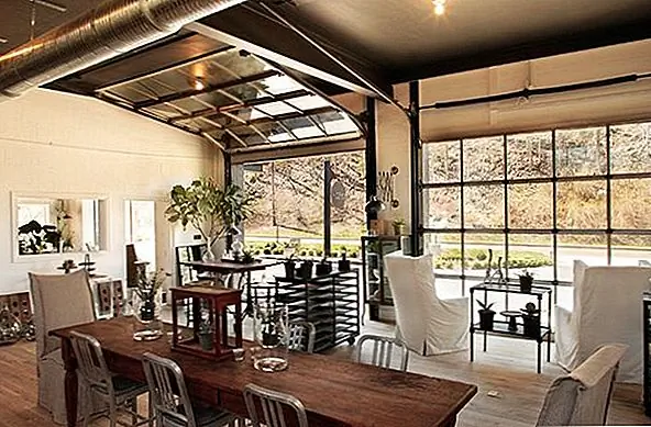 Обычно в гараже нет окон. У него большая дверь и ничего больше. Подумайте о том, чтобы изменить дизайн и сделать вход меньше и добавить окно или стеклянную стену. Важно принести естественный свет, если вы хотите, чтобы пространство было приятным.