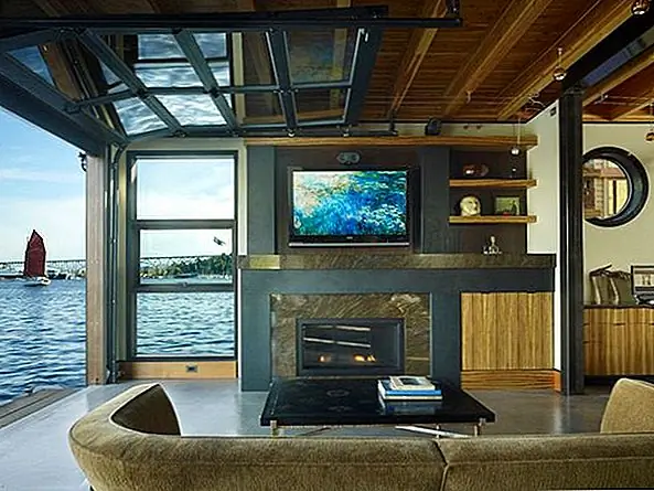 Если вам посчастливилось иметь гараж с прекрасным видом, вы должны воспользоваться этим. Либо установите стеклянную стену, добавьте несколько окон или получите огромную стеклянную дверь, и убедитесь, что вы разместили зону отдыха, чтобы все могли наслаждаться видами.