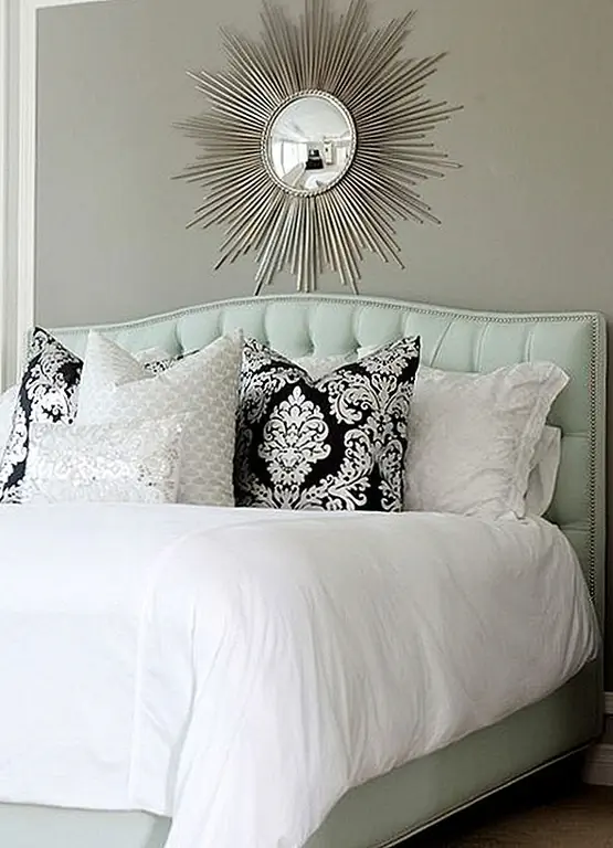 Маленькие прикосновения мяты - отличные подставки, на которых глаз может успокоиться, обнажая свежий и четкий цвет. Например, этот небольшой всплеск мяты - замечательный выбор для спиннинга спальни. Это делает изголовье более заметным, но сохраняет тонкую изощренность, не будучи слишком ярким. Монетный двор - это солидный выбор для тех, кто хочет придать цвет своему декору, не считая его слишком привлекательным.