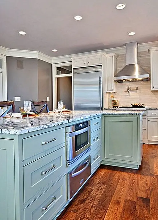 Сочетание мяты и металла имеет смысл: подумайте о свежих и чистых ощущениях, вызванных этим браком. Отличная комната для проверки этой теории находится на кухне. При установке на блестящие поверхности металла мята приносит освежающий напиток.