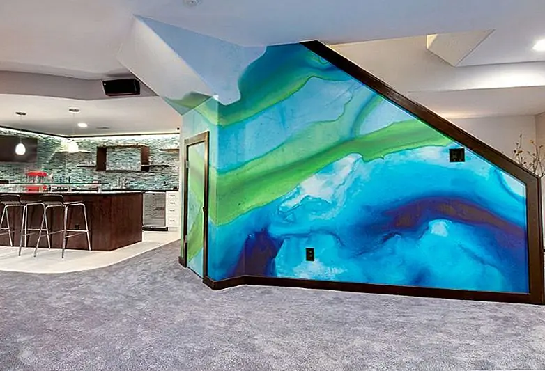 Или, возможно, более подходящим было бы более абстрактное. Попробуйте смелую настенную роспись на одной из подвальных стен, и это мгновенно изменит настроение. Поскольку это не должно быть чем-то конкретным, вы можете просто поэкспериментировать с любимыми цветами.