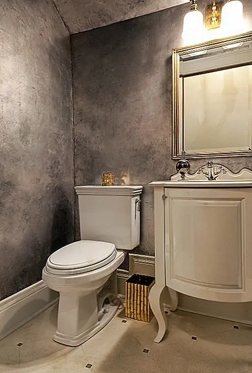 Чтобы добавить индустриальный контакт в комнату, вы можете работать с металлической краской. Вы можете создать текстурированную стену или использовать эту технику на всех стенах. Ванная комната кажется хорошим кандидатом на такой проект.