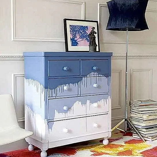 Если вы не экспериментируете с краской на стенах, чтобы рисковать неприятным постоянным взглядом, возможно, вы можете придать старому предмету мебели макияж. Вы можете работать с разными цветами и позволять капельке краски создавать уникальные шаблоны.