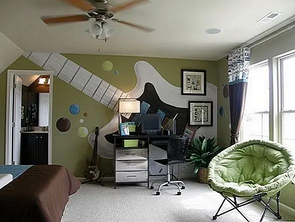 Выберите тему и пойдите с ней? Как насчет гигантской гитары, написанной на стене спальни? Это кажется забавной и творческой идеей для комнаты подростка. Дополните пространство правильными цветами, и он будет выглядеть потрясающе.