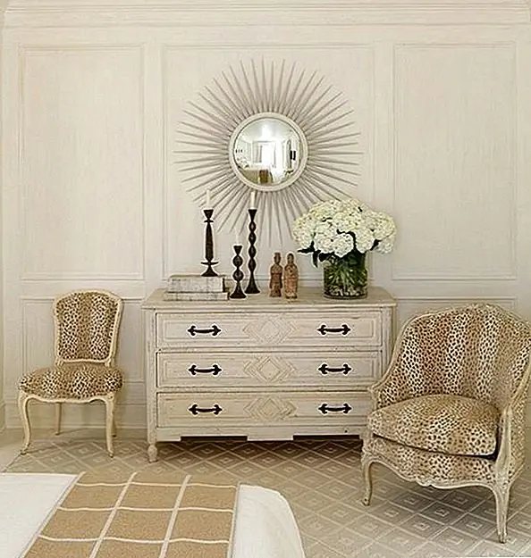 Другие акценты могут быть подушками, подушками, столовыми бегунами и постельным бельем или чехлами на стульях и обивкой.