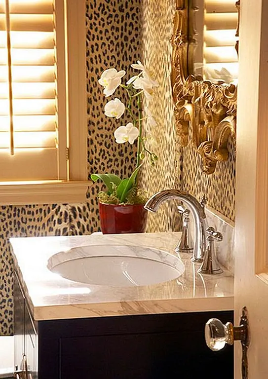 Вы также можете выбрать стену в комнате и выделить ее обои для животных. Но убедитесь, что вы не переусердствовали. Легко увлечься этими яркими акцентами.