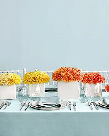 Возьмите некоторые изящные гвоздики и поместите их в вазу, которую вы уже спрятали. Это быстро, просто и очаровательно сладко для завтрака или чая.