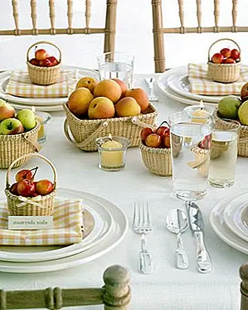 Маленькие корзины относительно недороги, и у большинства уже есть один или два лежащих вокруг. Возьмите один и наполните их фруктами для мгновенного лечения. Это здорово для весны и для падения с сезонно подходящими фруктами, конечно!