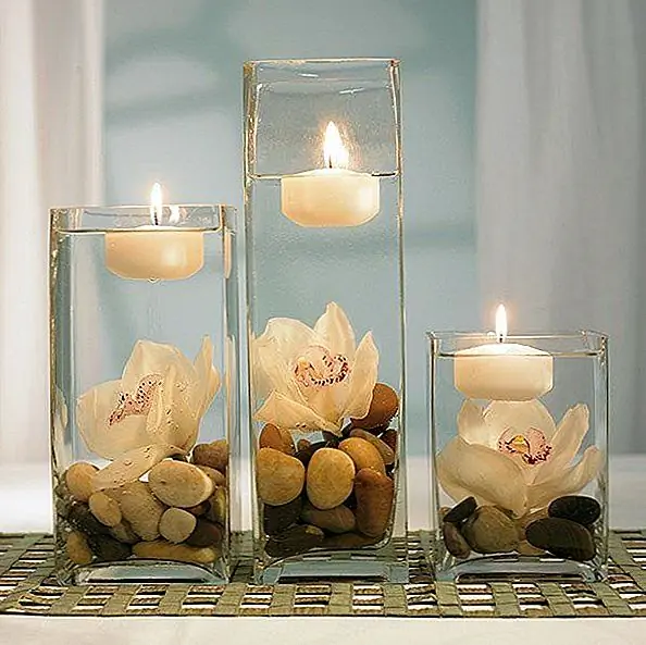 Еще один супер простой и недорогой центр, который всегда очень романтичен, ваза наполнена водой! После того, как вы добавили воду, вы можете добавить что-то еще в миксе. Некоторые гальки для немного края, лепестки роз или целый цветок.