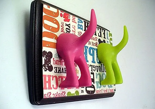 Будь то рядом с дверью или даже в гараже, используйте крючки для дополнительных воротников, поводков и даже ремней безопасности. Покажите свой стильный выбор и держите их незанятыми.