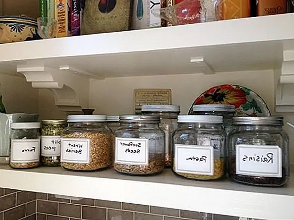 Постарайтесь придать вашей кухне более персонализированный вид. Даже самые маленькие детали могут оказаться важными для общего результата. Так что положите свои банки для специй на полки и постарайтесь сохранить единообразный облик. Используйте те же самые банки и персонализируйте их с помощью рукописных ярлыков. Прозрачные банки будут более практичными, потому что вы можете легко увидеть их содержимое.