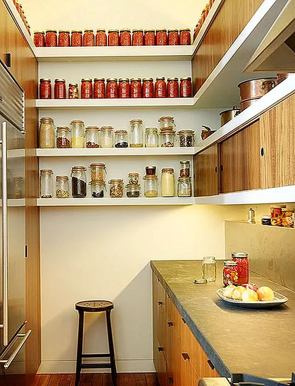 Постарайтесь использовать все пространство, которое у вас есть. Включите полки в пространство, которое в противном случае оставалось бы неиспользуемым и заполнило бы их баночками. Они добавят приятное деревенское прикосновение к вашей кухне. Все различные цвета специй и то, как они все прекрасно организованы, будут способствовать общему умному декору и очень привлекательной атмосфере.
