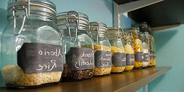 Мы уже упоминали, что рукописные ярлыки сделают банки однородными, и общий декор кажется персонализированным. Есть и другой способ сделать это. Это решение также очень просто, но это тоже весело. Вы можете использовать красильную доску для создания меток для фляг, а затем использовать мел, чтобы записывать имена всех сохраненных в них специй. Таким образом вы можете легко стереть имя и написать другое, если и когда вы решите заменить содержимое банки.