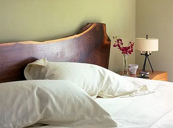 Спальня также является областью, где всегда приветствуются скудные органические линии. Интересной и очень красивой идеей было бы иметь деревянную изголовь с неровными, естественными линиями и естественными цветами. В белой спальне изголовье также выделяется и добавляет контраст.