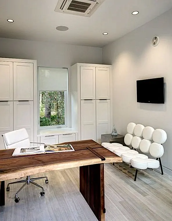 Домашние офисы обычно не являются местом, где большое внимание уделяется декору. Он должен быть экономичным и функциональным. Но даже в этом случае вы можете найти способы сделать его красивым. Например, простой деревянный стол, который раскрывает естественное зерно и красоту этого материала, может стать прекрасным дополнением.