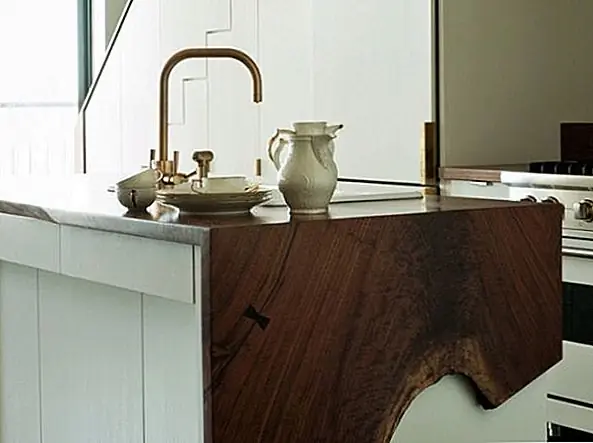 Кухня также может использовать какой-то стиль. Даже в современной кухне, где все очень просто, с чистыми, прямыми линиями и без каких-либо деталей, все еще есть много места для естественного стиля. Дерево - очень универсальный материал, который хорошо выглядит в любом типе декора. Эта кухня, например, прекрасно демонстрирует свои качества в виде кухонной столешницы.