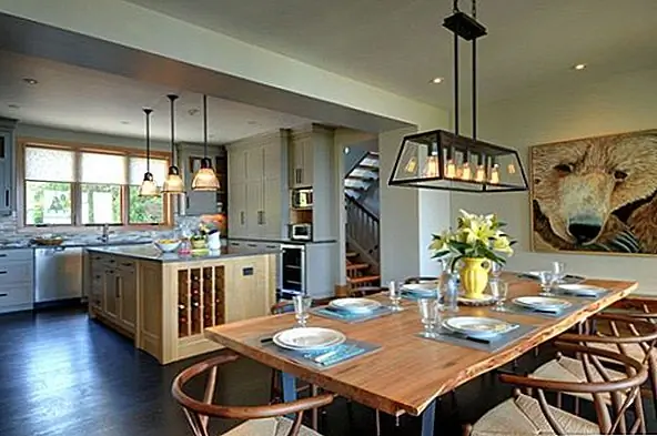 Столовая также представляет собой пространство, где легко интегрировать деревянные элементы. Деревянный обеденный стол выглядел бы красивым в любом типе декора, даже с современным прикосновением. Есть кое-что о несовершенстве зерна и органических линий, которые делают этот стол уникальным и очень красивым.