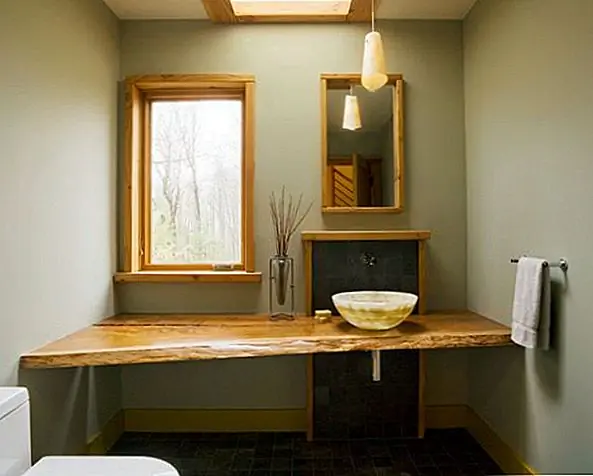 Как мы уже упоминали, в ванной комнате не так много вариантов, когда речь идет о декоре. Но здесь у нас есть еще одна версия ванной комнаты с деревянной плитой в натуральную форму, которая заставляет ее выглядеть очаровательно. В этом случае он также соответствует деревянным рамам зеркал, поэтому декор является сплоченным.