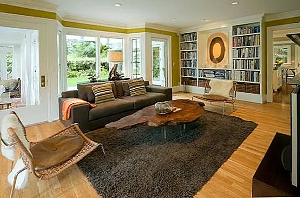 В этой современной гостиной атмосфера спокойна и привлекательна, и отчасти это связано с естественными качествами древесины, используемой для пола. Но есть еще деревянные кусочки, которые хотят привлечь ваше внимание, и это журнальный столик. Он имеет очень интересную форму и дизайн, который был смоделирован после этой детали.