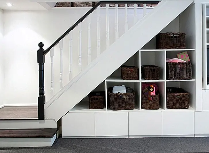 Использование мертвого пространства под лестницей