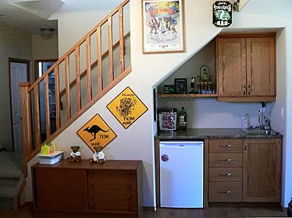 3) Поверните пространство под лестницу в прачечную или кухню. Большинство из нас предпочитает прачечные в шкафах. Тем не менее, прачечная внутри шкафа в мертвом пространстве под лестницей также является хорошей идеей. Это освободит пространство вашей прачечной, которое может использоваться для других целей.