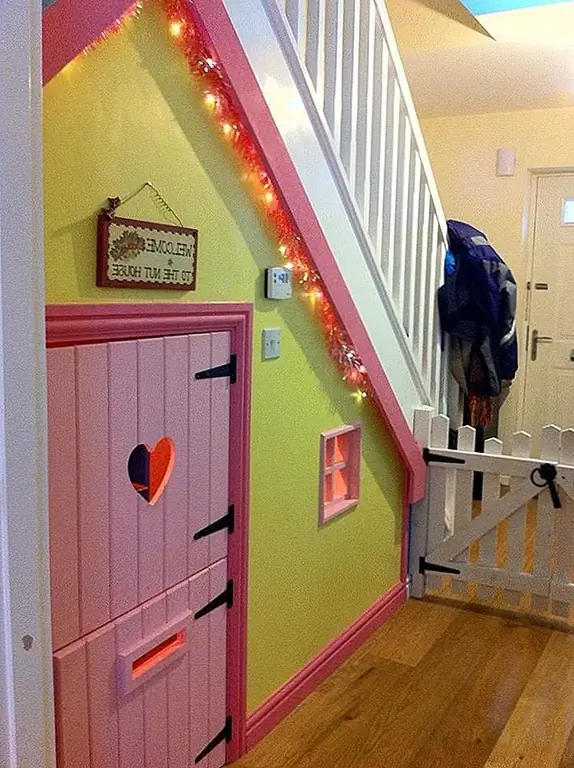 6) Играйте в дом для детей - мертвое пространство под лестницей может быть спроектировано как игровой домик для детей. Добавьте полки на одном конце, чтобы обеспечить место для хранения игрушек и игр. Покрасьте область ярким цветом и поместите теплый коврик на пол.