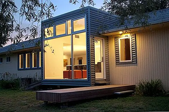 В большой семье или в домашнем офисе, или даже когда посетители останавливаются, дом в стиле rambler имеет тенденцию чувствовать себя более подверженным, чем те, у кого есть лестница и еще один уровень. Некоторое время нет возможности «исчезнуть». Более того, помните эти большие окна? Одно слово: аквариум.