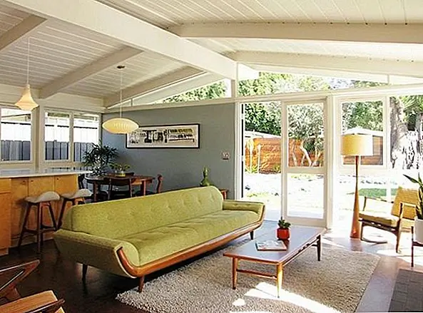 Середина века - это совершенно современный стиль прямо сейчас, что означает, что ваш дом (который, скорее всего, законно является частью поля середины века) может быть соответствующим образом оформлен и поддерживать бедро, современную атмосферу. На самом деле, ваш rambler является идеальным фоном для такого стиля декора.