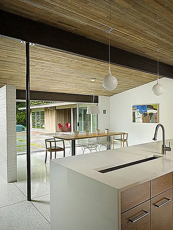 Эпоха rambler - это также эра, приносящая на улицу внутри, или принимая вашу внутреннюю жизнь снаружи. В любом случае, один красивый компонент дома стиля rambler - это его интеграция и сочетание внутри и снаружи.