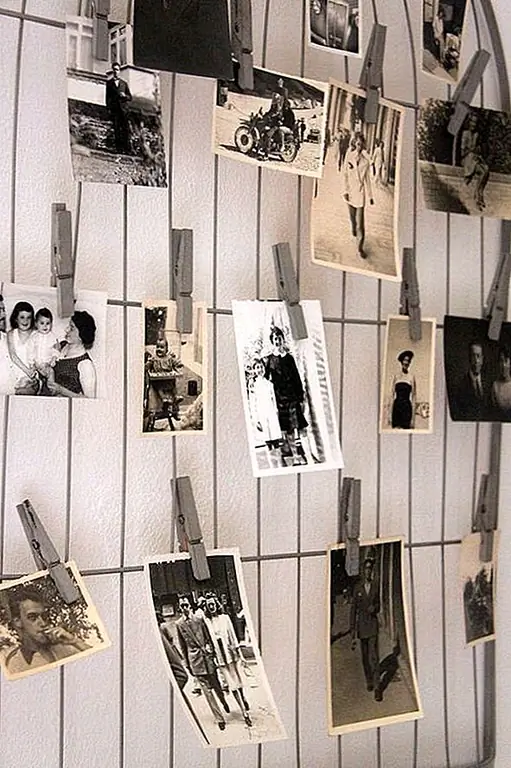 Для чего-то немного урожая и снаружи коробки, попробуйте повесить ваши самые старые и самые запоминающиеся фотографии прищепками. Это такой забавный и ничего не подозревающий способ показать свои воспоминания.