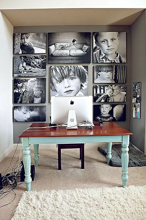 Используйте свой фотоколлаж в качестве фона в своем домашнем офисе или даже в комнате для гостей. Вы можете сделать эту идею совместимой с любым другим стилем, но нам очень нравится гладкий, модный способ, который эта штука превратила в комнату.