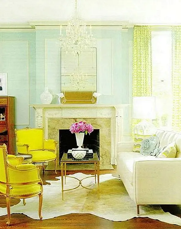 Этот номер является таким классическим и высококлассным примером включения весенних цветов в ваш дизайн. Великолепные светлые аква-стены - идеальный фон для ярких желтых стульев и шикарных золотых акцентов. Розовые цветы и женские подушки также напоминают видения весны. {Найден на alaniss}.