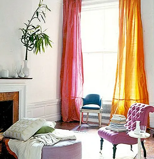 В этом номере более смелые, яркие весенние цвета. Занавески разных цветов - отличный способ установить новые тенденции и сделать комнату более уникальной и захватывающей. Яркий розовый стул против приглушенных белых стен также помогает представить весенний мотив. Простые подушки, брошенные на бледно-розовый пуфик, напоминают о видениях комфорта и дома.