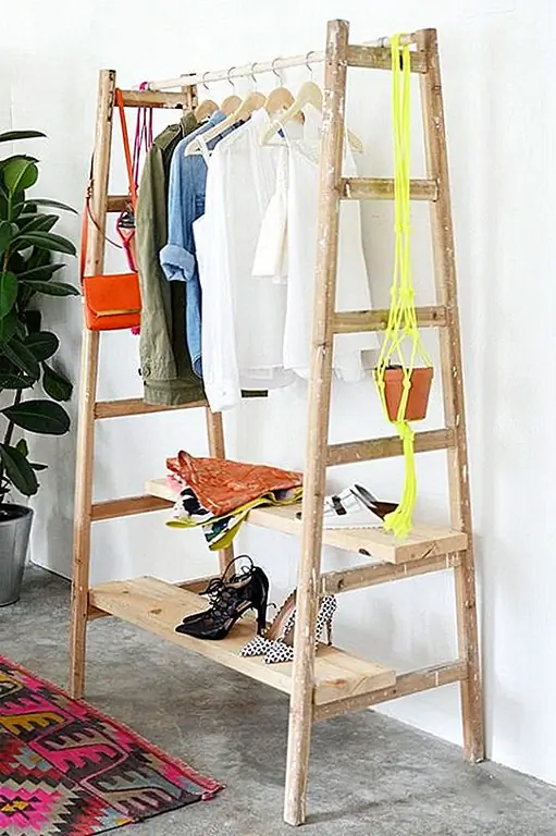 Это шкаф для одежды с лестничной клеткой DIY, еще одна интересная и простая идея. Его конструкция может быть изменена по желанию. Деревянные доски можно использовать в качестве полок для хранения часто используемых обуви или аксессуаров.