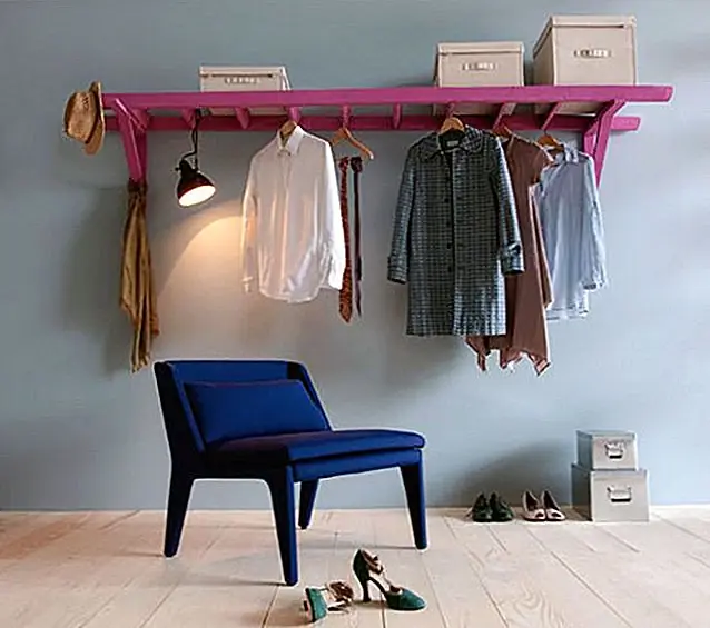 И так как мы на короткое время сосредоточились на проектах DIY, взгляните на эту изобретательную идею. Это один из многих способов, которыми вы можете переделать старую лестницу. Нарисуйте его и превратите в вешалку для одежды.