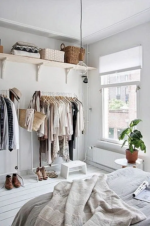 Когда одной стойки для одежды недостаточно, чтобы поддерживать свою любимую одежду, у вас может быть два или столько, сколько необходимо. Фактически, как насчет превращения одной из стен в вашей спальне в гардеробную или гардероб?