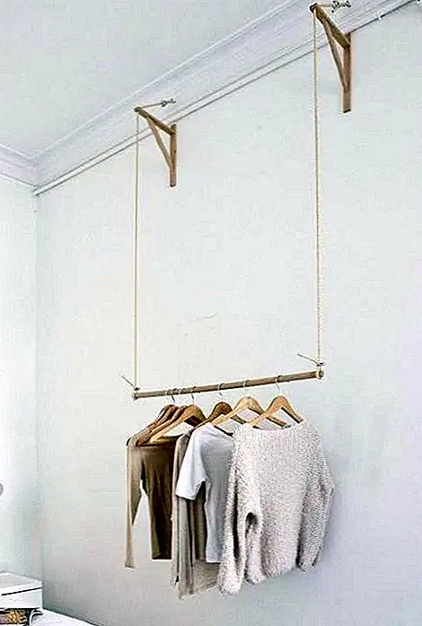 Маленький и минималистский подвесной гардероб, такой как этот, идеально подходит для одежды, которую вы используете в течение недели, той, которую вы еще не хотите бросать в корзину для белья, но не можете ни возвращаться в туалет. Он должен быть небольшим, чтобы вы не испытывали соблазна собрать на нем массу одежды.