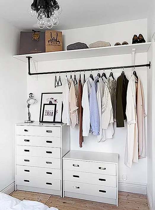 Аналогичным образом, вы можете иметь стойку для одежды, установленную на нижней стороне открытой полки в вашей спальне или гардеробной. Это был бы аксессуар с практическим использованием.