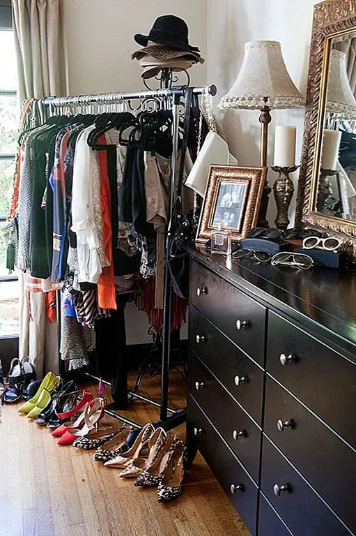 Поскольку автономные стеллажи для одежды не занимают много места, они могут легко вписаться в различные пространства. Пустой угол может быть идеальным. Может быть, вы можете поместить его в комод.