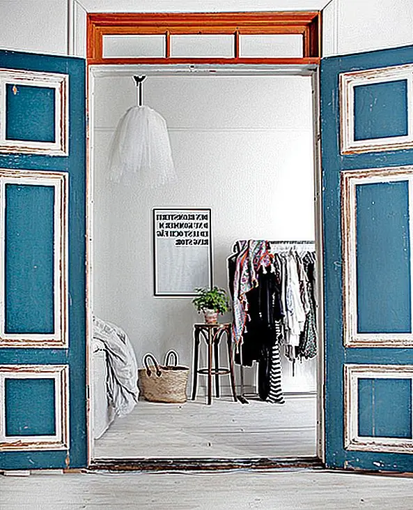 Хотя некоторые считают, что стойки для одежды никогда не должны выходить из шкафов, есть много причин, почему, например, можно предпочесть иметь такой аксессуар в спальне. Во-первых, это экономит много места. Кроме того, это вариант, который отлично подходит для потрепанных шикарных декоров.