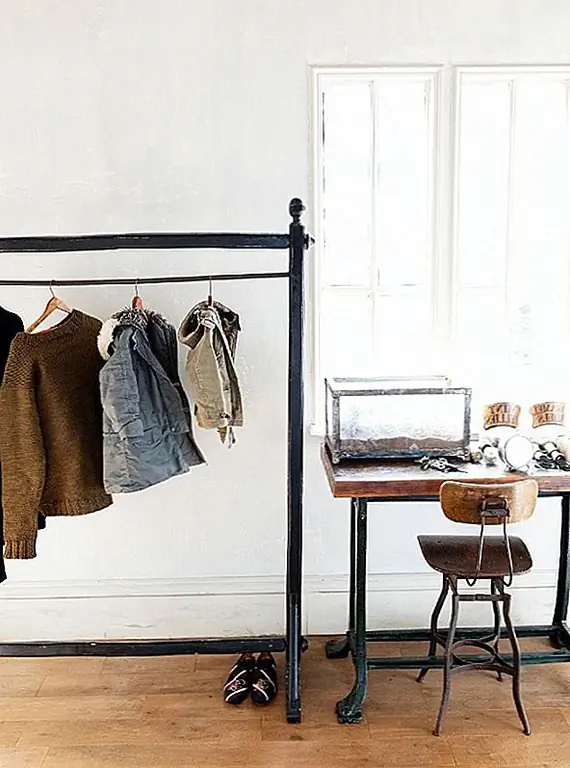 Для промышленного твиста выберите твердую металлическую стойку для одежды. Вы можете координировать свой дизайн с другими функциями в комнате, такой как эта таблица или табурет. Это случай, когда автономная стойка для одежды может помочь определить ваш стиль.