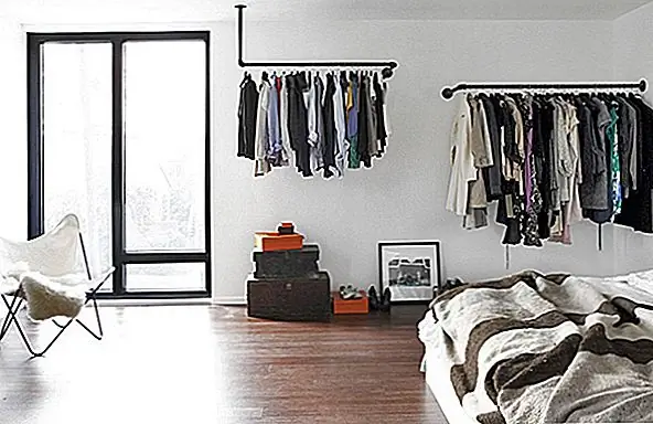 Эта пара минималистских шкафов для одежды идеально подходит для этой простой современной спальни. Они занимают нулевое пространство и, таким образом, позволяют использовать пространство для чего-то другого. Кроме того, они выглядят довольно интригующими и интересными.