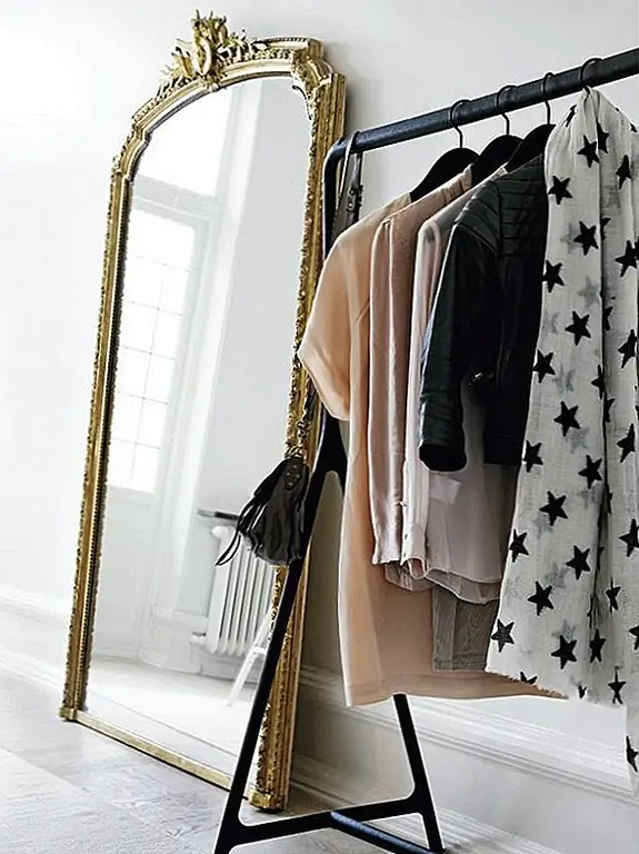 Стойки для одежды - это зеркала, которые часто используются вместе. Таким образом, их проекты могут быть скоординированы, чтобы сформировать красивую, подходящую или дополняющую пару. Их стили могут отличаться, но в то же время эти два элемента могут выглядеть действительно великолепно, когда их объединяют.