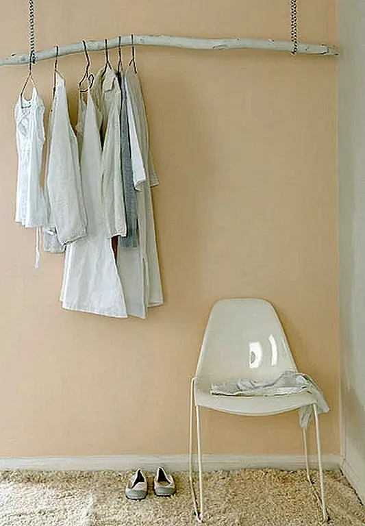 Дизайн DIY также является опцией. Например, действительно шикарная вешалка для одежды может быть изготовлена из ветки, которая может быть окрашена или нет, и шпагата, цепи или любой другой подобной функции, с помощью которой можно повесить ветку с потолка.